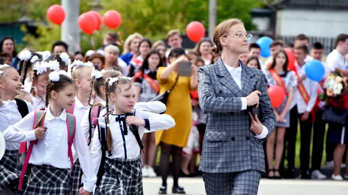 Линейка последнего звонка 2023. 106 Школа Воронеж. Школа 9 Воронеж. Школа 10 Воронеж. Линейка в школе 2022.