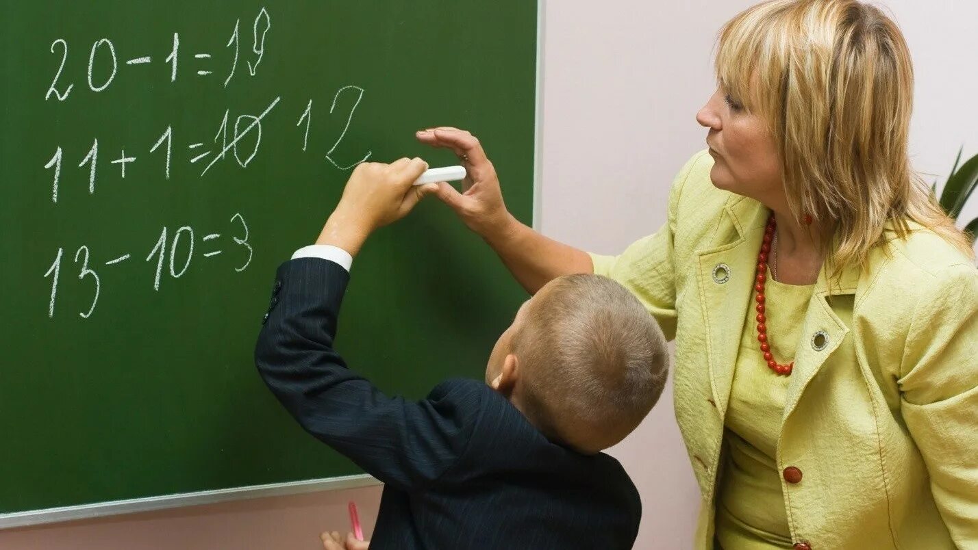 Как ученику выбрать учителя. Урок математики в школе. учитель объяснячкит ученику. учитель и ученик. учитель и ученик у доски.