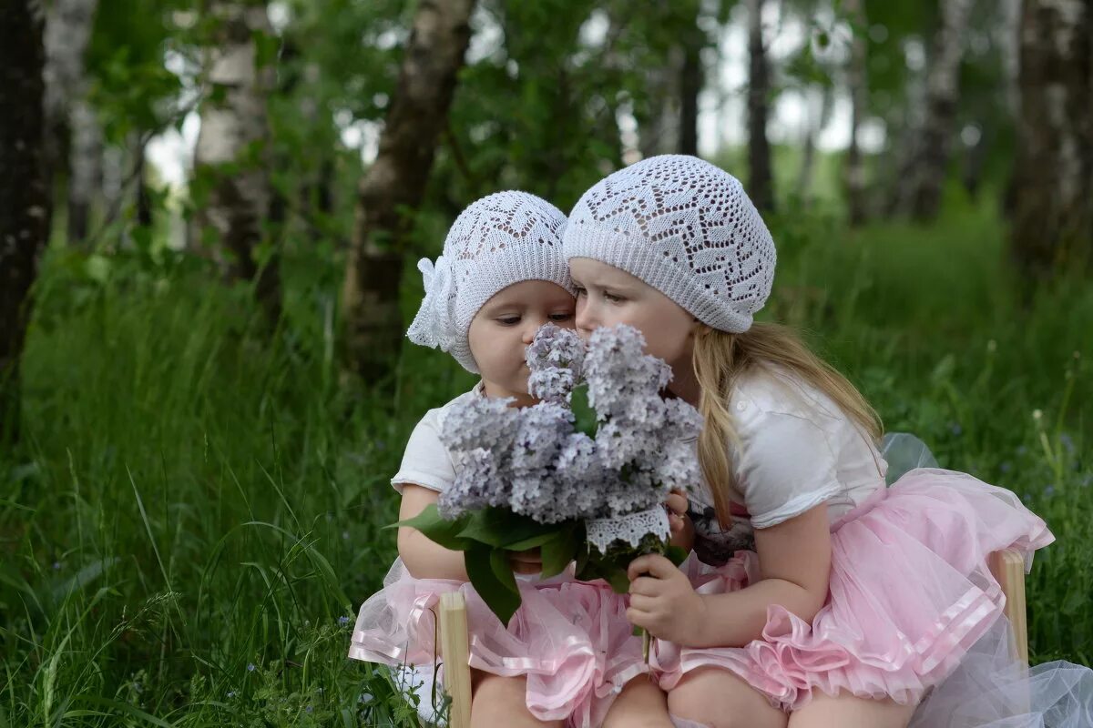 П сестренка. 2 Сестренки. Маленькие сестрички фотосессия. Сестрёнке картинки. Две сестренки картинки.