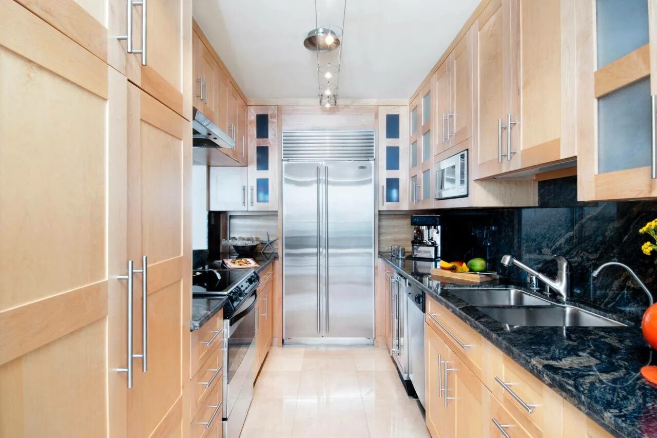 Интерьер узкой кухни. Кухня с окном в частном доме. Встроенная кухня. Параллельная кухня планировка. Кухня 3 метра угловая.