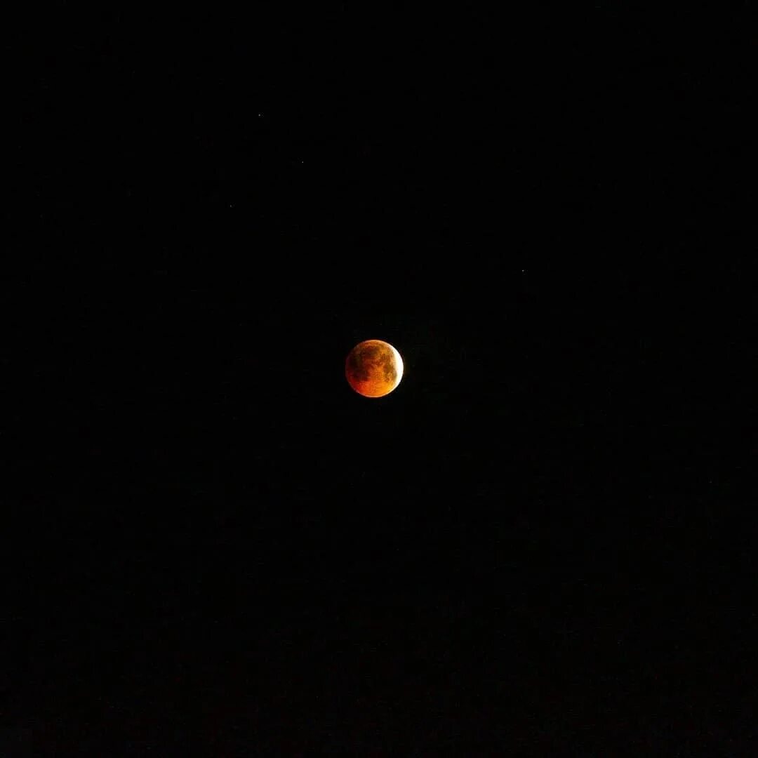 27 Июля 2018 лунное затмение. Лунное затмение с великим противостоянием Марса. Лунное затмение фото. Кровавая Луна над Новосибирском.