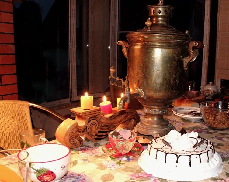 Из самовара валили клубясь. Чайная церемония с самоваром. Самовар чай. Чаепитие с самоваром. Чай из самовара на дровах.