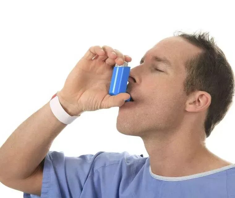 Астматик. Пациент кашляет. Ингалятор астма. Человек задыхается от астмы.