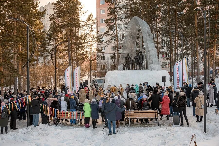 Саха Якутия город Нерюнгри. Нерюнгри памятники первооткрывателям. Памятник каюрам Нерюнгри. Мемориал славы (Нерюнгри).