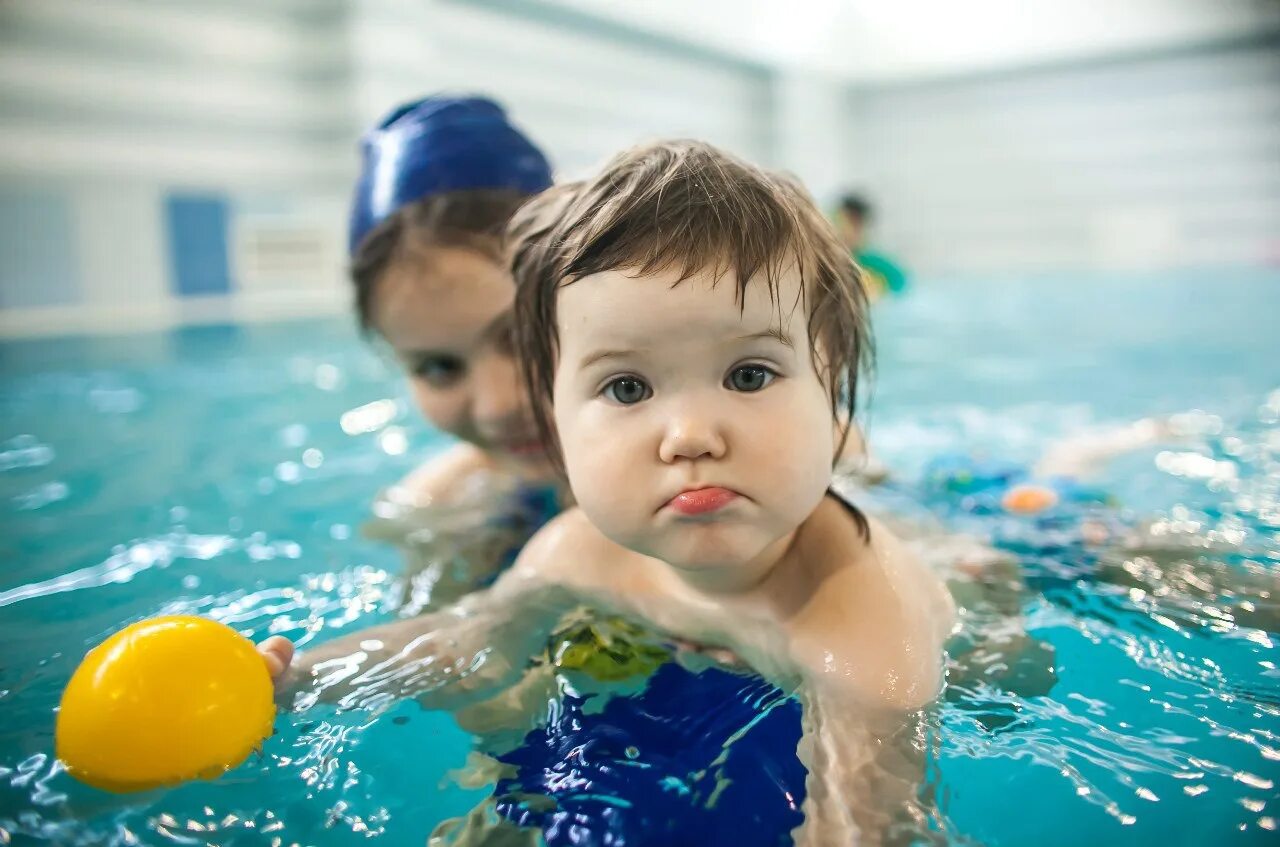 Со скольки детям можно в бассейн. Дети в бассейне. Занятия в бассейне для детей. Дети плавают в бассейне. Фотосессия в бассейне детей.