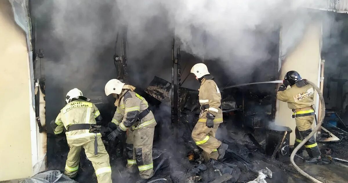 Пожар в краснодаре вчера. Пожар в краснодаре 28 октября 2021. Пожарный ангар. 11. Краснодар пожар в центре.