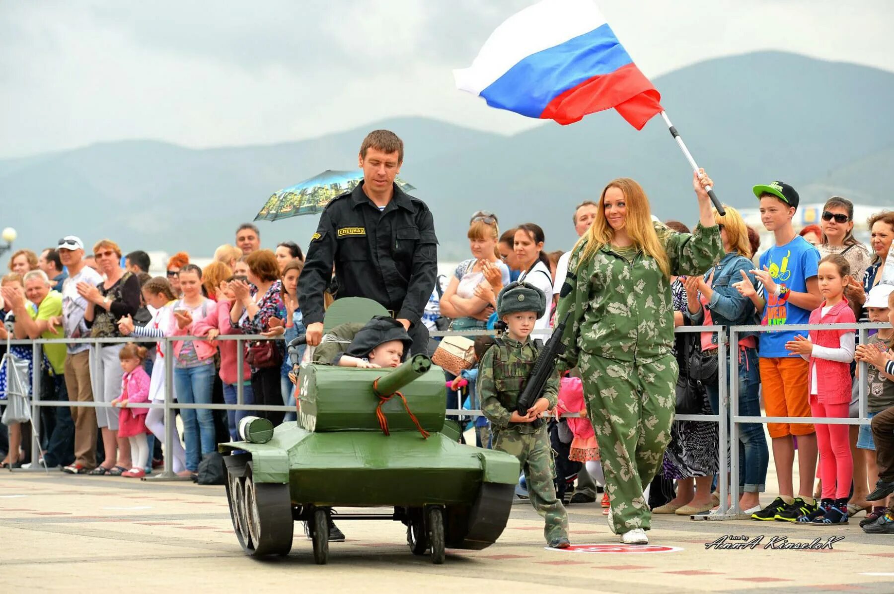 Коляски новороссийск. Парад колясок Новороссийск. Парад колясок к Дню Победы. Танк из коляски. Парад колясок победители.