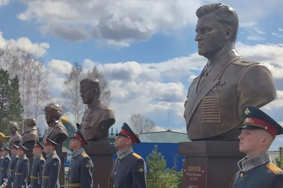 Увековечили память героя. Памятник Одинцову в Екатеринбурге. Скульптуры летчиков. Памятник герою. Памятники героям Великой Отечественной войны в России.