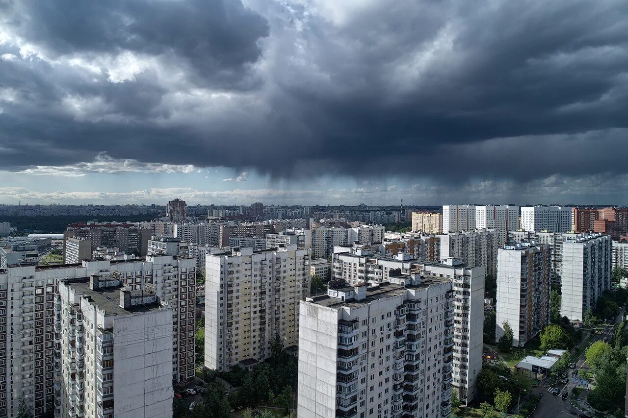 Ветер г москва. Пасмурное небо в Москве. Москва тучи. Москва пасмурно. Пасмурная Москва спальный район.