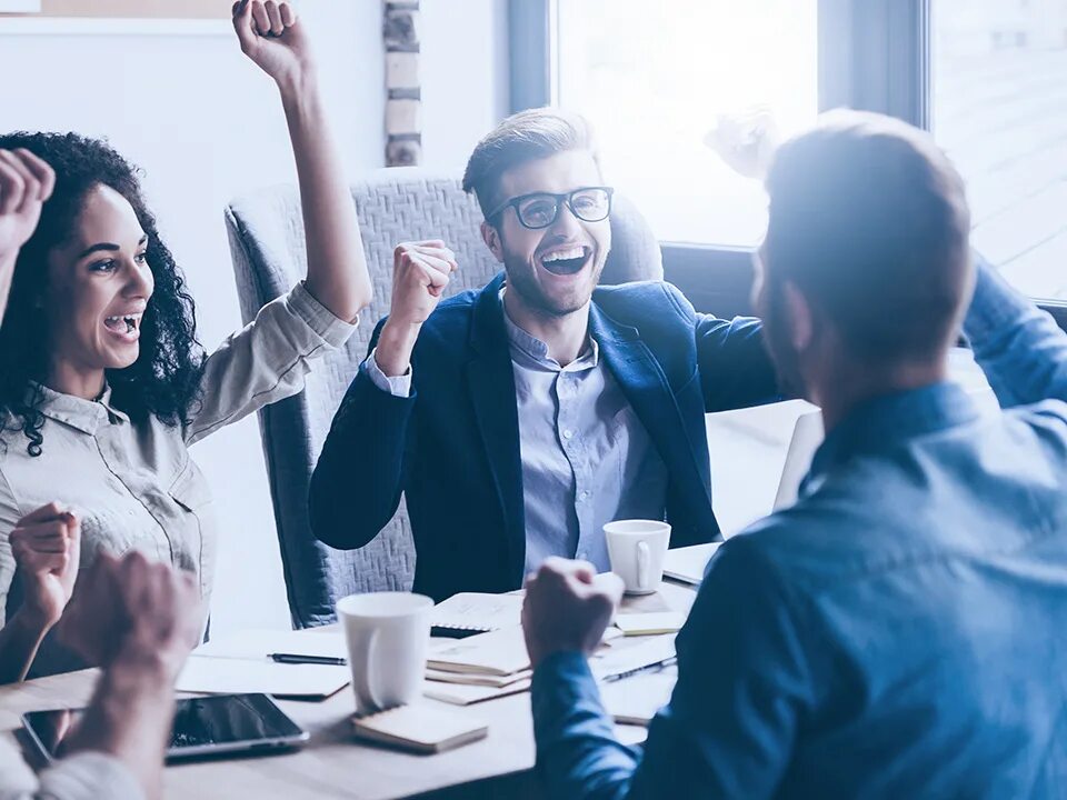 Our team. совещание в офисе. эксперт человек. интеллектуальные эмоции. эмоциональное мышление.