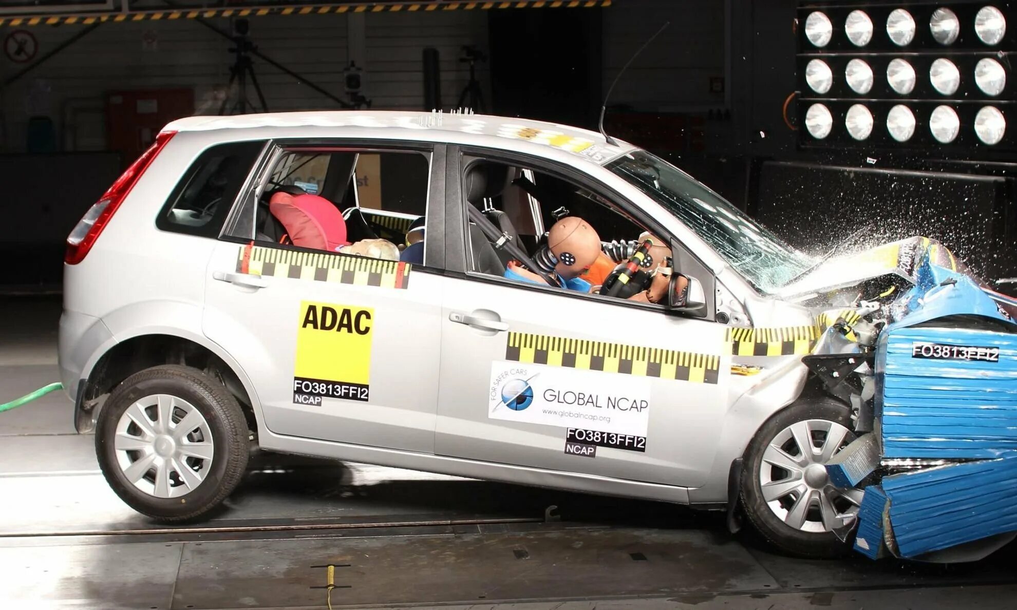 Небезопасные автомобили. Самый небезопасный автомобиль. Самыпе не ьбезопасные машины. Самая небезопасная машина в мире. Самые небезопасные машины.
