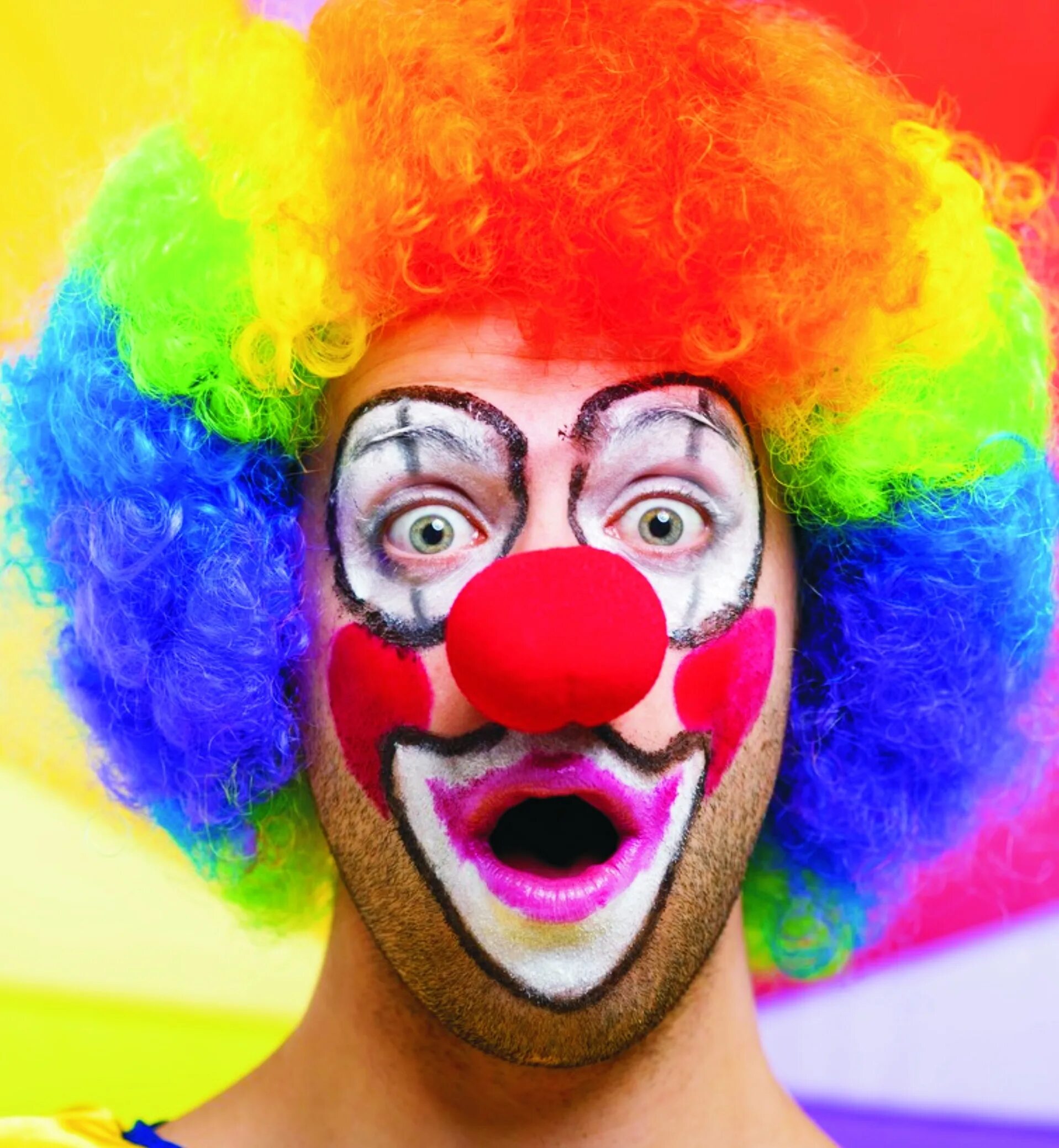 Магазин клоуна. Клоун. Радужный клоун. Парик клоуна. Лицо клоуна.