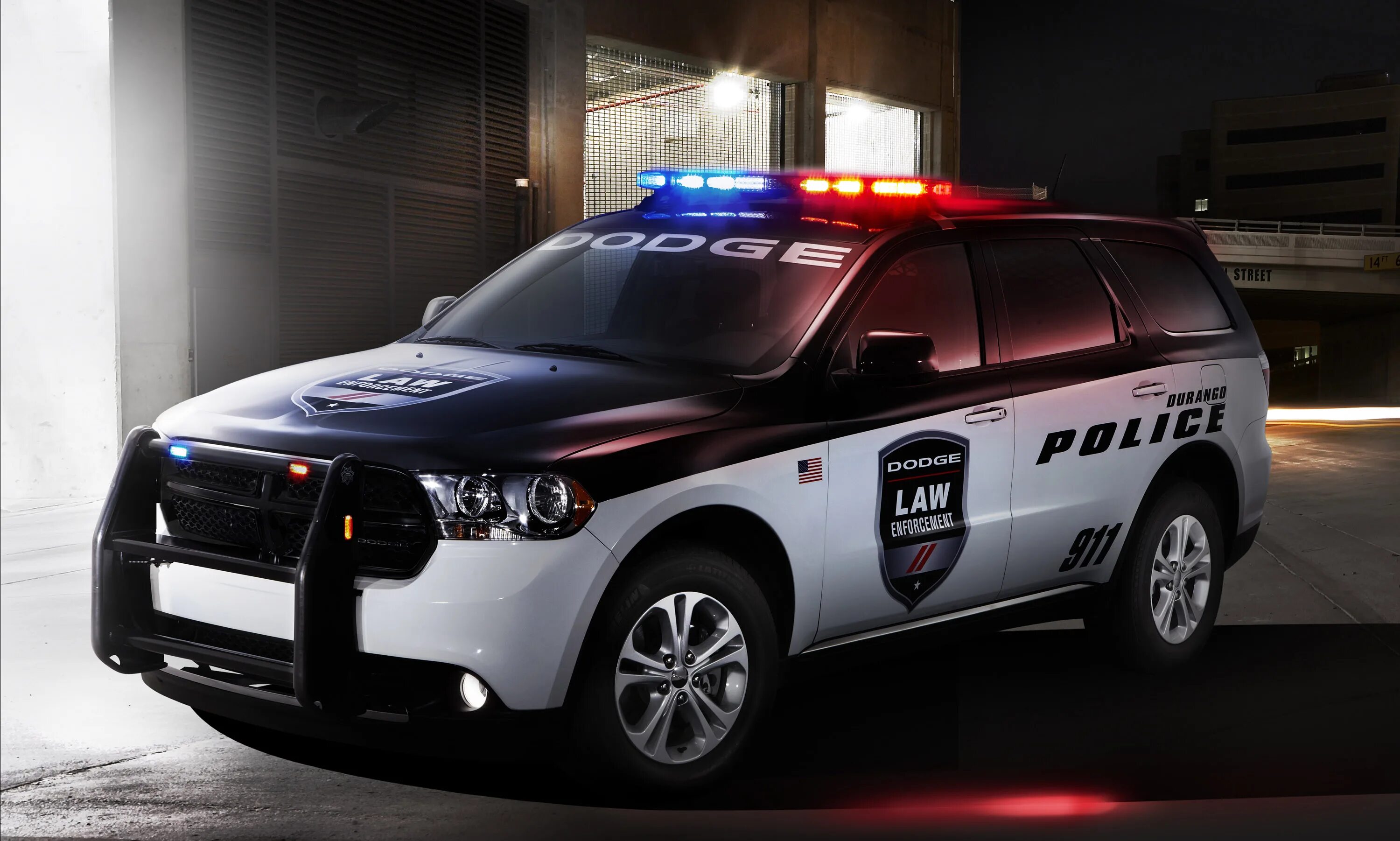 Сколько полицейских машин. Dodge Durango Police. Dodge Charger 2013 Police. Dodge Durango Police Interceptor. Полицией Додж Дюранго.