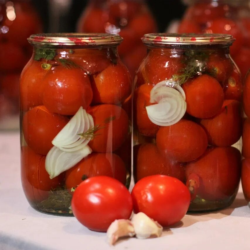 Консервируем вкусно. Pomidori marinad. Консервированные помидоры. Помидоры соленые. Помидоры с чесноком внутри на зиму.