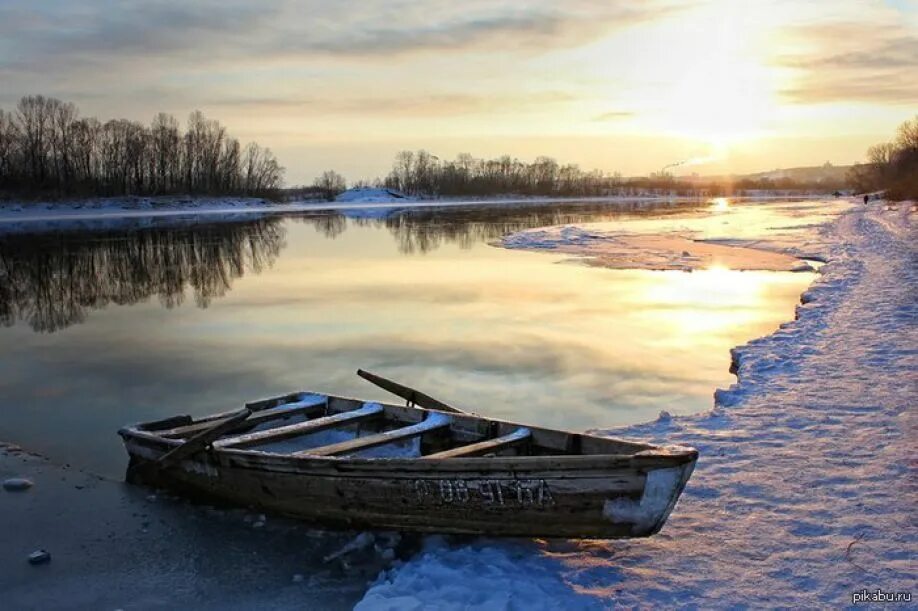 Лодка в красноярском крае. Лодка. Лодка на реке. Одинокая лодка. Лодка зимой.