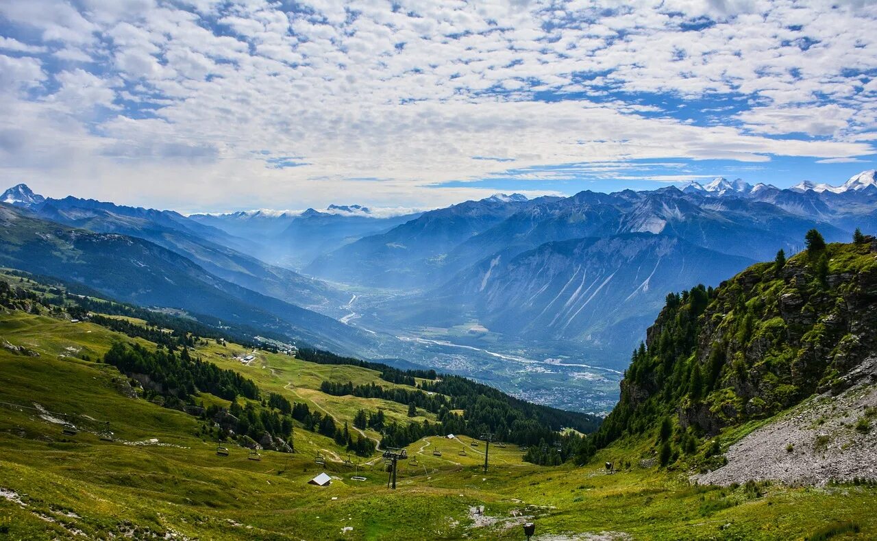 Долина в горах 5 букв. Швейцария Долина Валлис. Красная Поляна горы. Вале Швейцария холмы. Долина в горах.