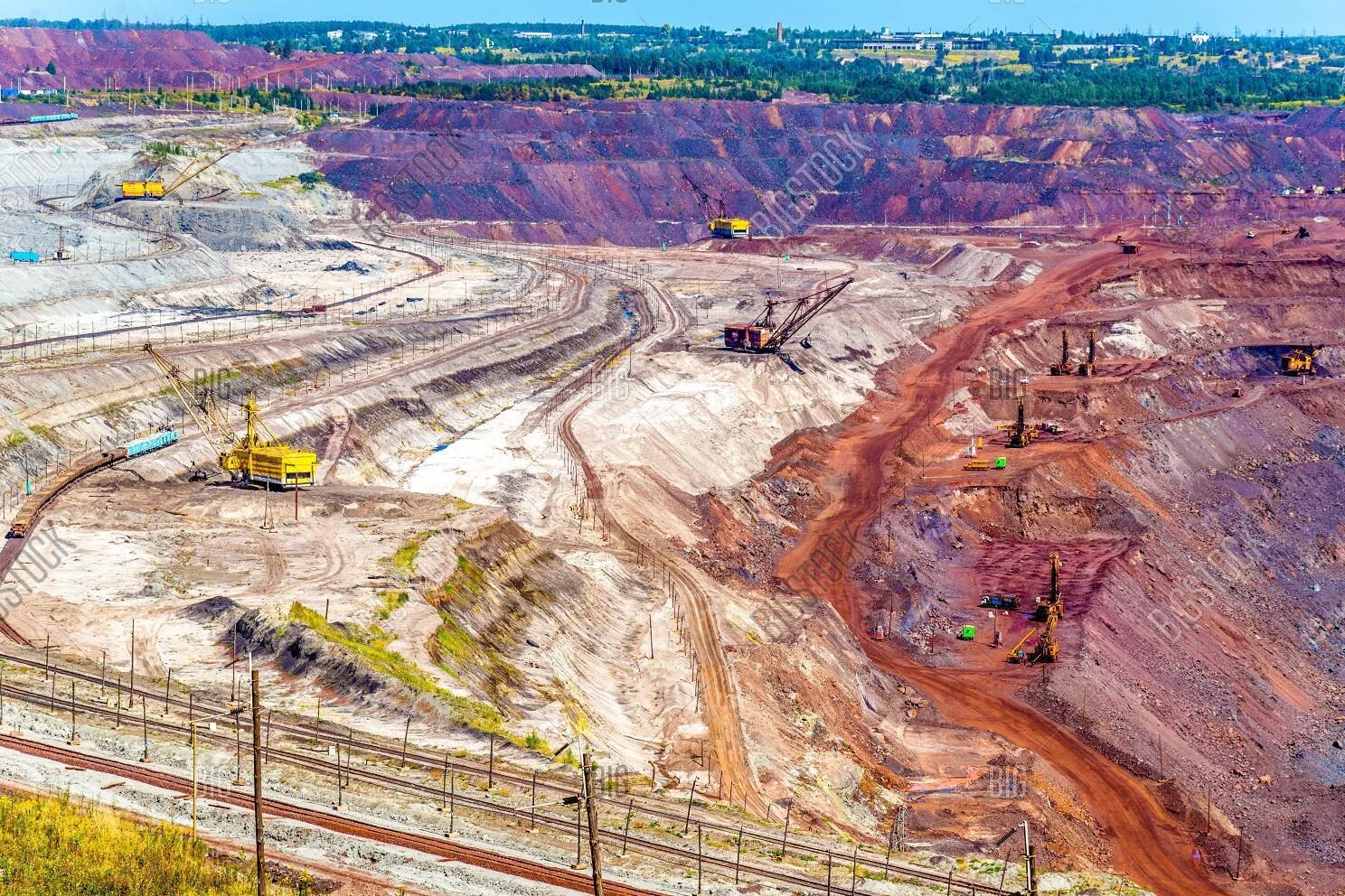 Железная руда курской магнитной аномалии. Курская магнитная аномалия железная руда. Курск курская магнитная аномалия. Курская магнитная аномалия кма в железногорске. Железная руда курской магнитной аномалии.