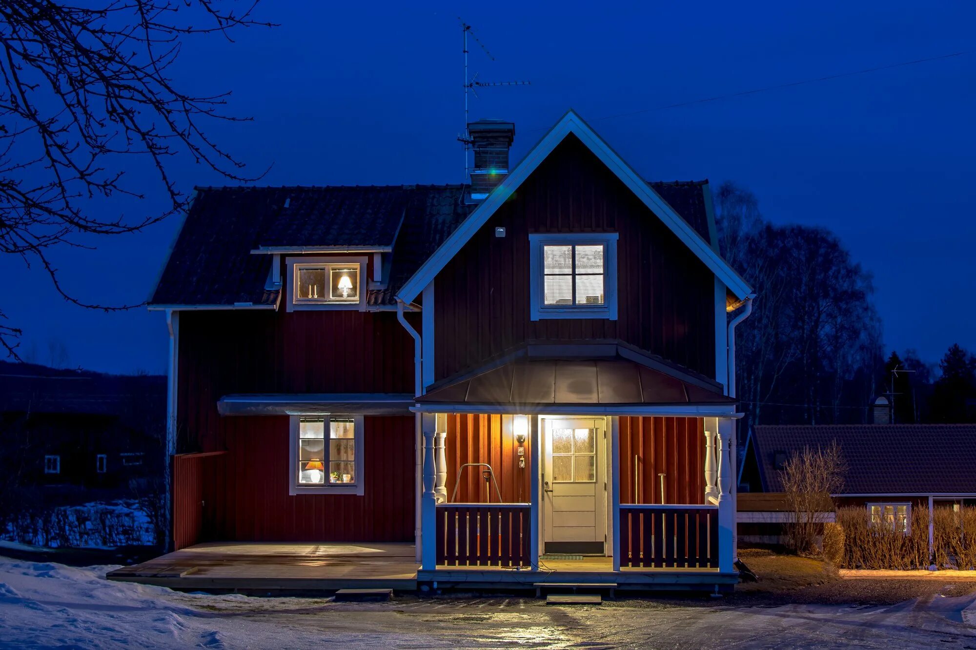 дом ночью. дом в деревне ночью. влюбленные у камина. вечером буду дома. пара возле камина.