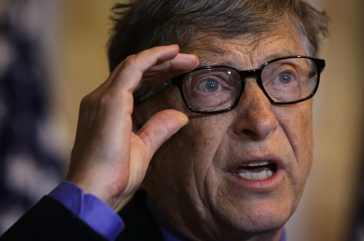 Сколько заработал билл гейтс. Билл Гейтс. Фото Билла Гейтса. Билл Гейтс удивлён. Смешные фото Билла Гейтса.