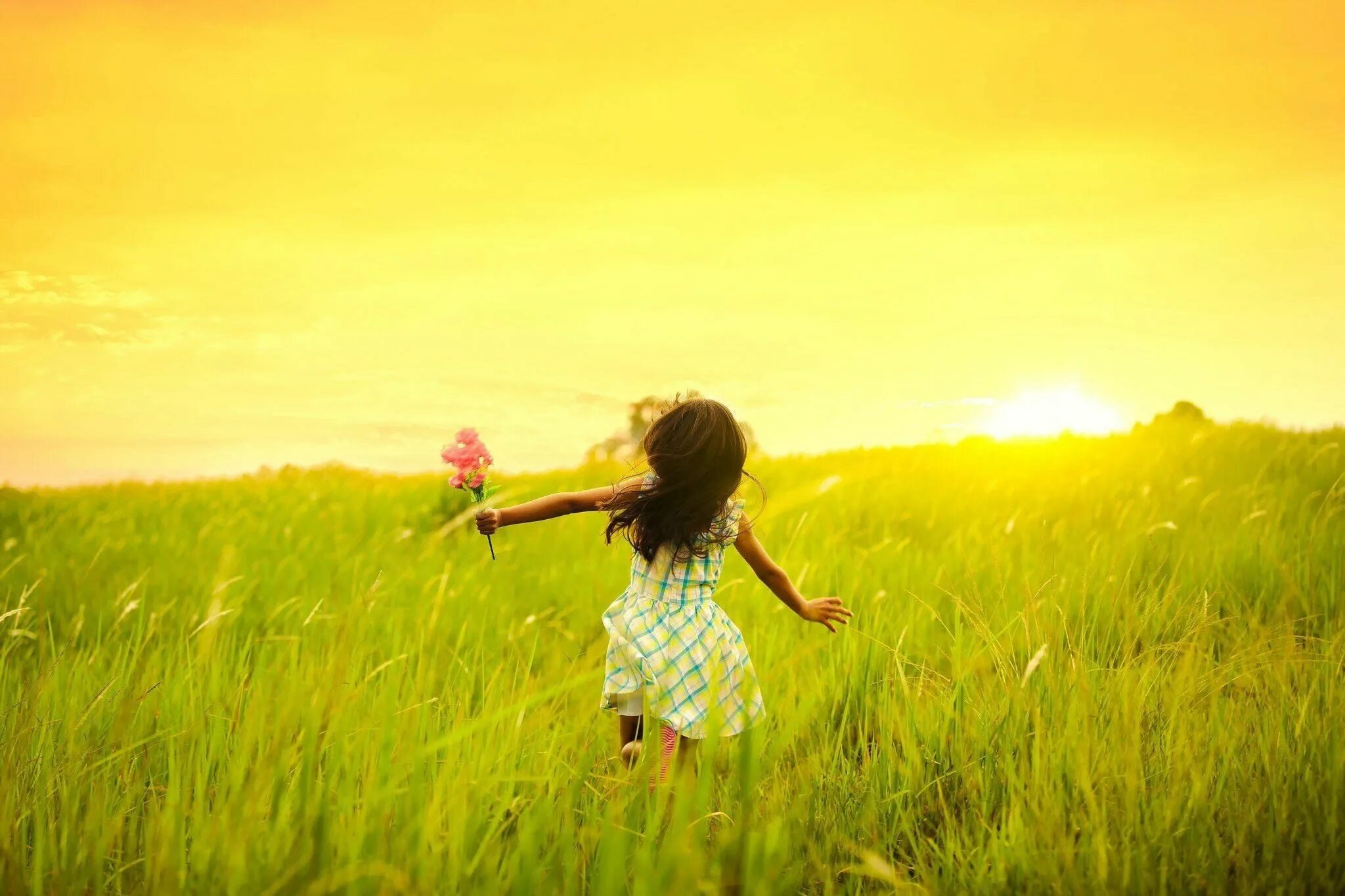 Было счастье было лето. Счастье солнце. Счастливая девочка. Девушка бежит по полю. Солнечная девочка.