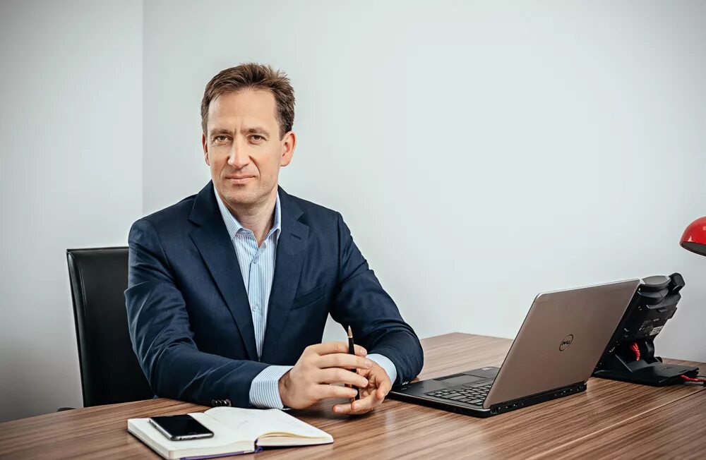Мужчина за столом в офисе. Строгий начальник. Деловой мужчина. Начальник сайт. Минпромторг кристелев алексей.