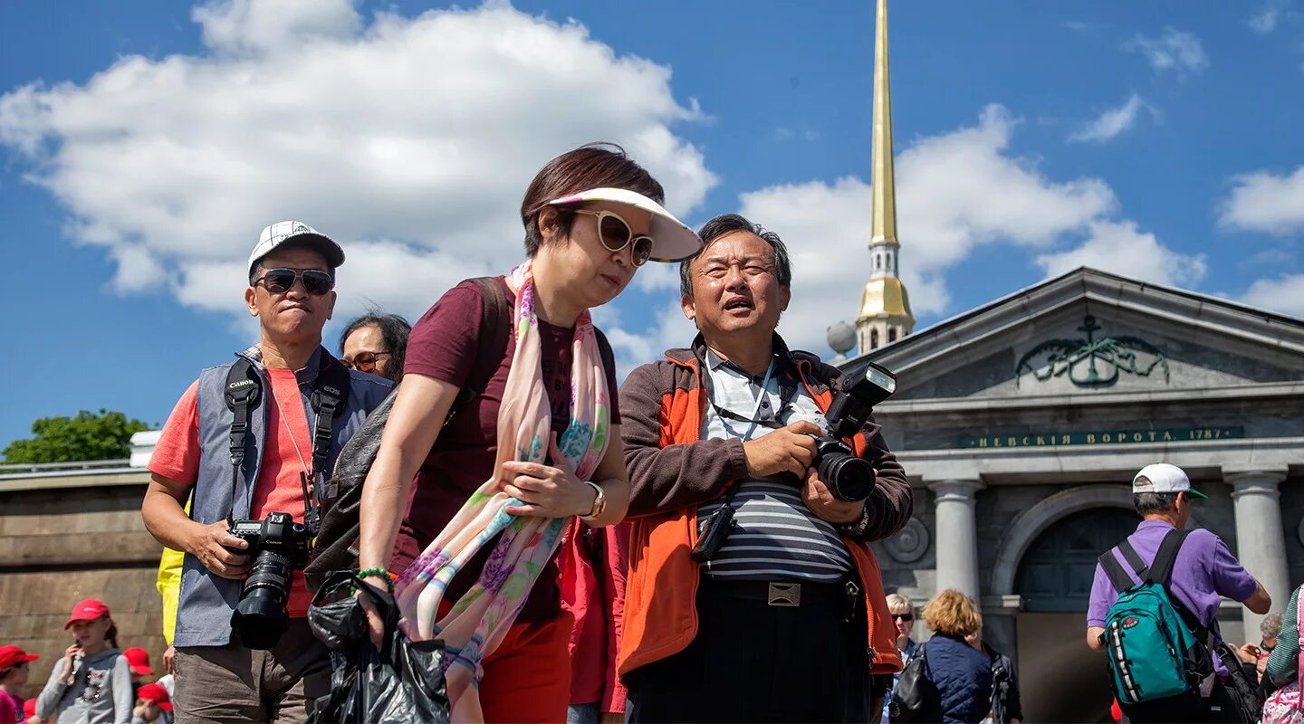 Туристы из Китая. Иностранные туристы. Китайские туристы. Туристы в России.