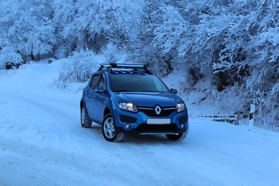 195 65 r15 на рено сандеро степвей 2. Рено сандеро 2012. Renault sandero 2011. Рено сандеро и фольксваген поло. Renault sandero stepway 2022 зимой снег.