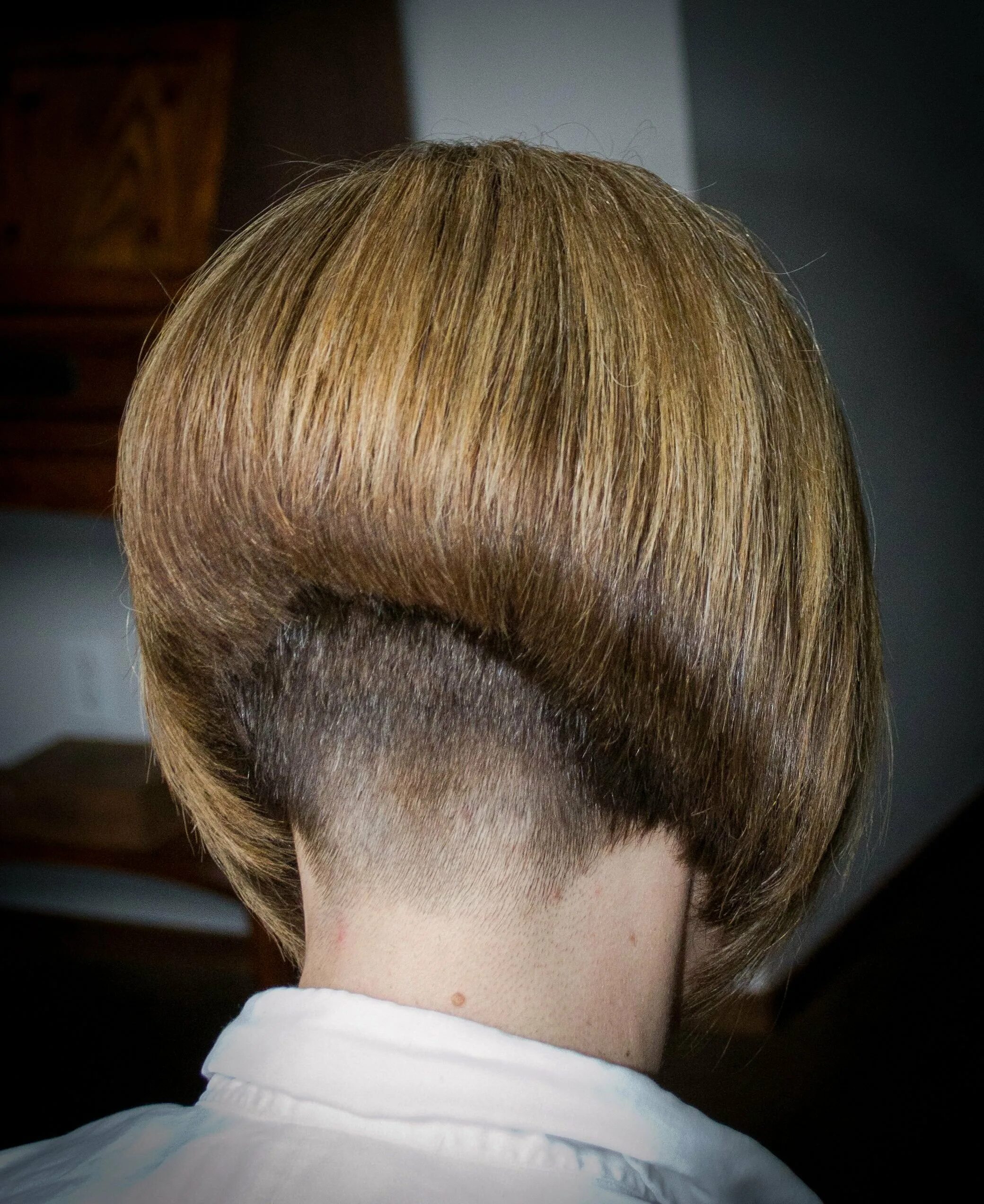 боб затылок. стрижка боб каре на ножке без челки. стрижка боб с градуированным затылком. боб затылок. каре боб градуированное 2022.