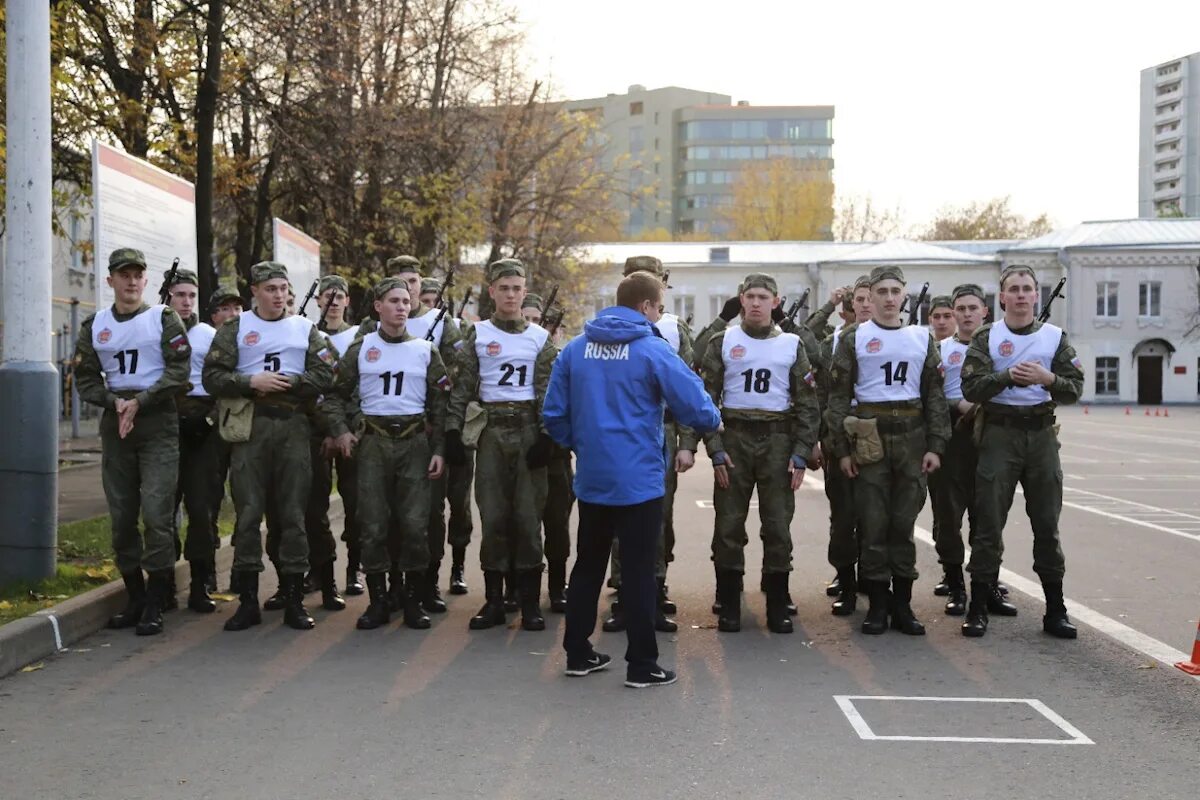 Физическая подготовка в вс рф. Спортивная форма в армии. Солдаты в спортивной форме. Спортивно массовые мероприятия армия. Спортивная форма армия России.