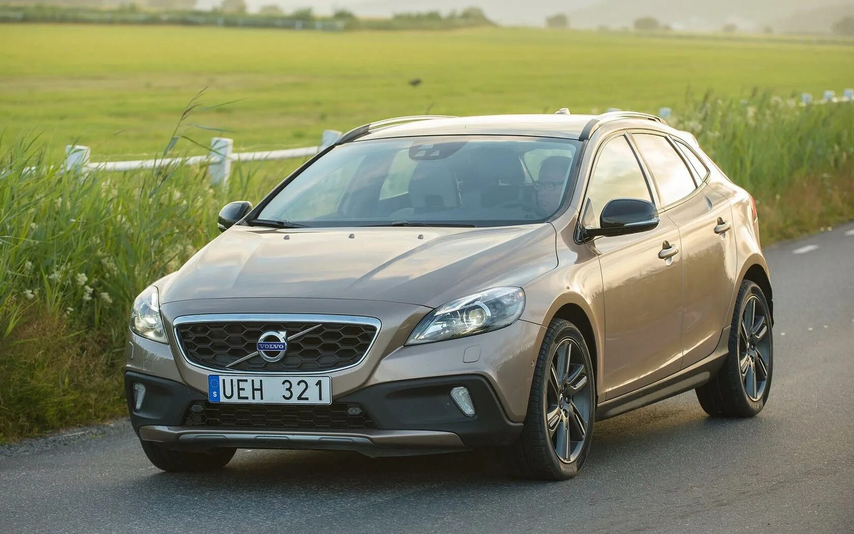 Вольво в40 кросс кантри. Вольво v40 cross country. volvo v40 cross country 2014. вольво в 40 кросс. вольво v40 cross country 2013.