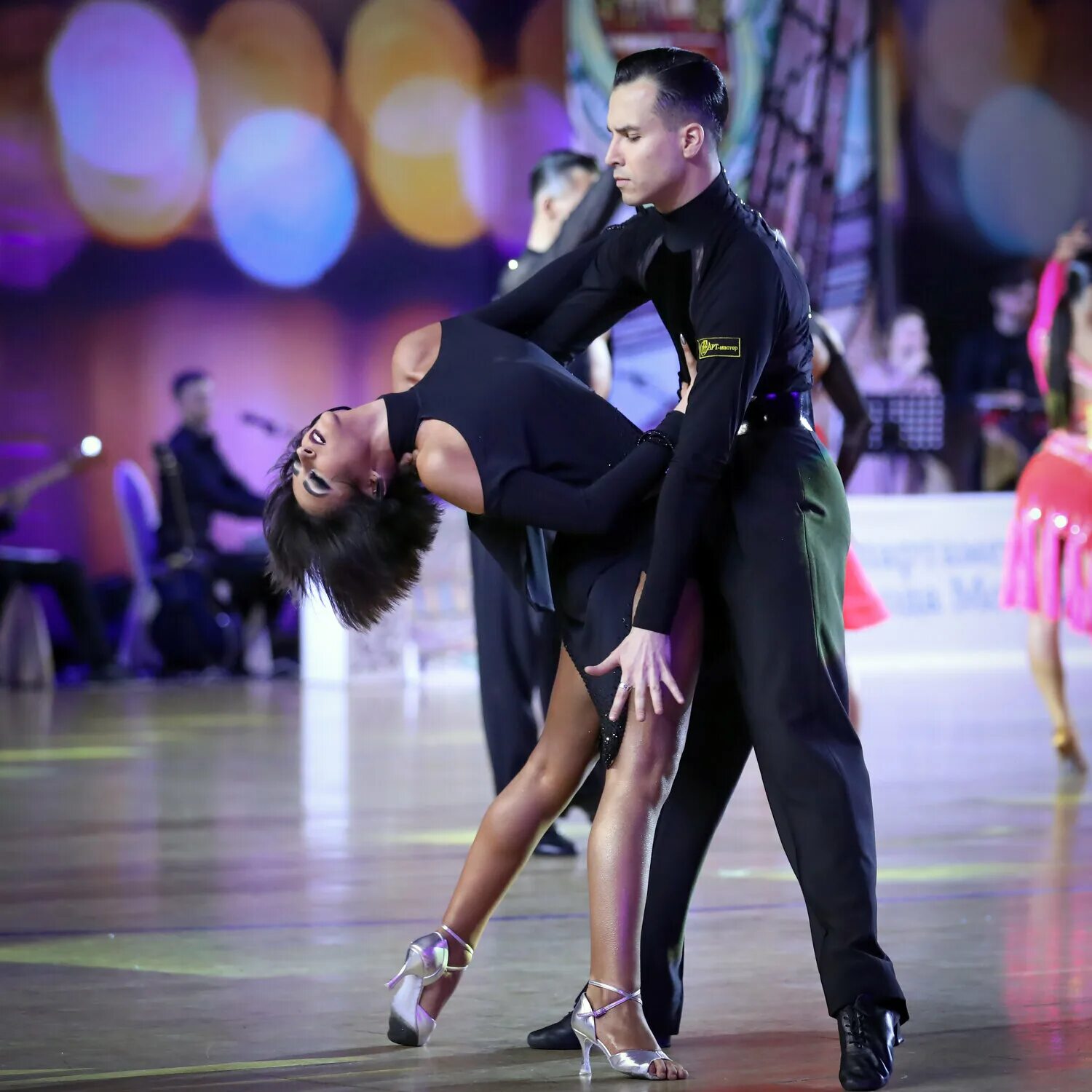 Латина занятия. Бальные танцы для взрослых. Занятия в школе танцев. Ча-ча-ча танец. Соло латина сальса.