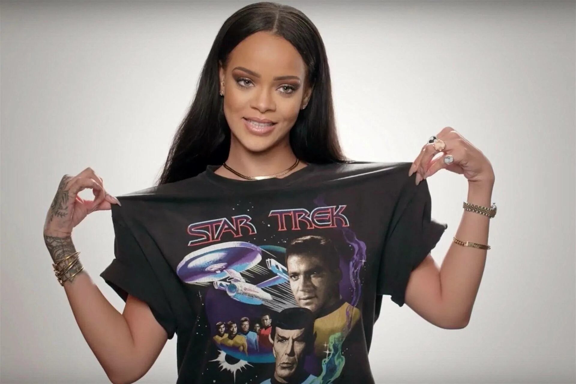 Rihanna в футболке Star Trek. Rihanna Стартрек. Футболка Star Trek. Хана треки