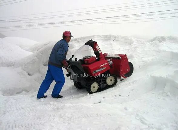 Снегоуборщик бензиновый хонда. Снегоуборочная машина (Honda hss655et1). Снегоуборочная техника Хонда РС-500. Минитрактор Хонда для уборки снега. Самый большая движка снега техника.