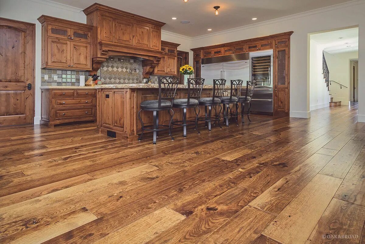 Деревянный пол. Кухня с деревянным полом. Пол на кухне из дерева. Деревянные дизайнерские полы.