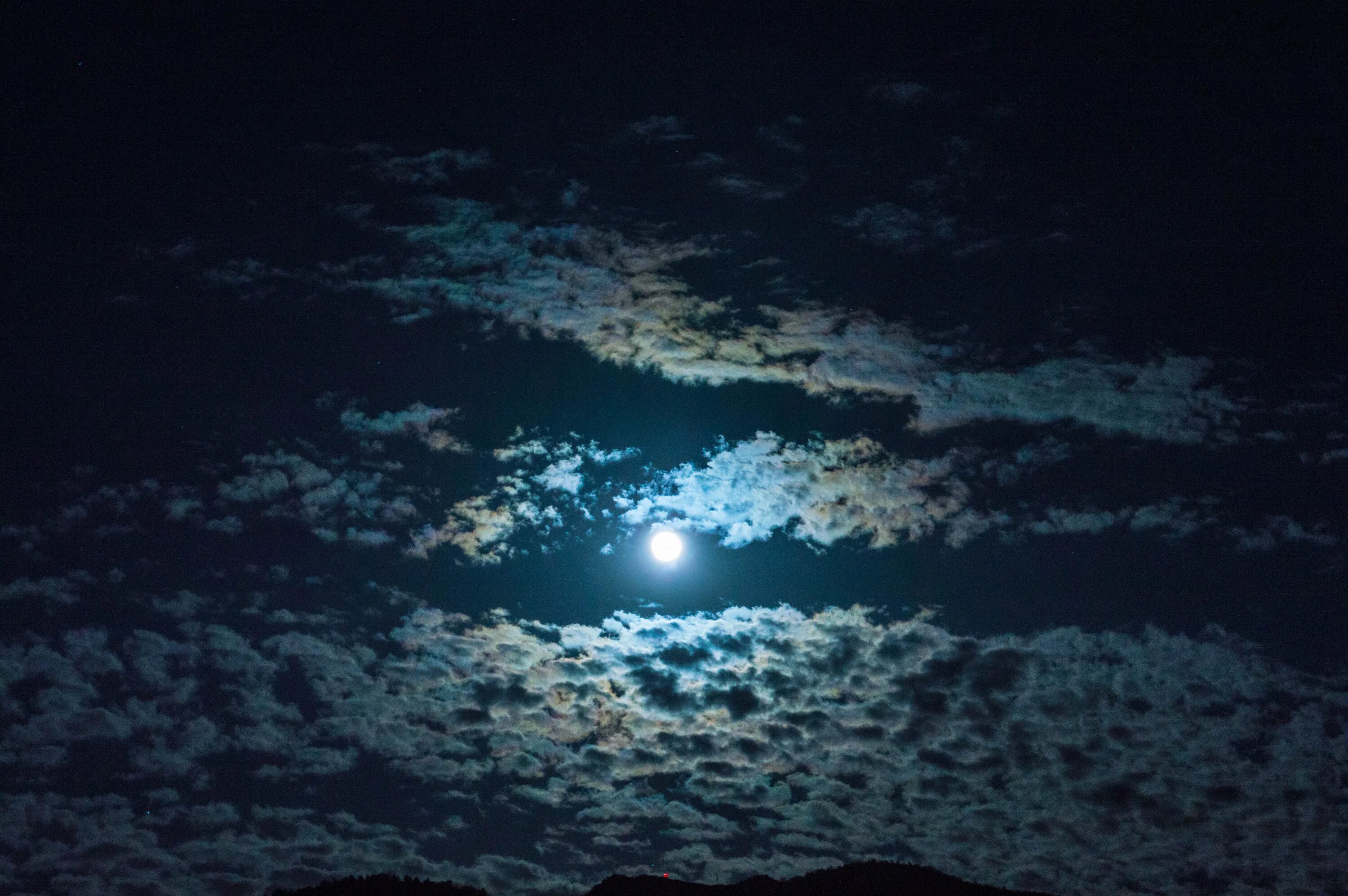 Плывет в облаках луна. Ночное небо. Ночное небо с облаками. Ночное небо с тучами. Ночное небо с луной.