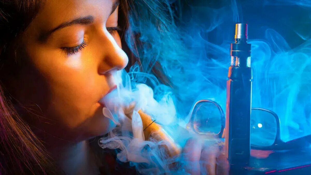 Курящий вейп. Электронные сигареты. Девушка с электронной сигаретой. Электронные сигареты фото. Вейп дым.