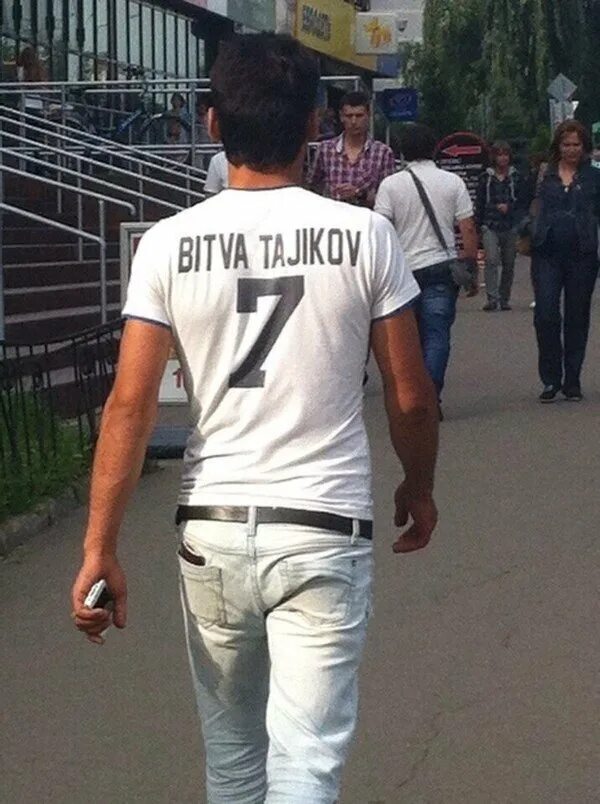 Ответ таджикам. Футболка таджик. Футболка я таджик. Футболка я узбек. Таджик без футболки.