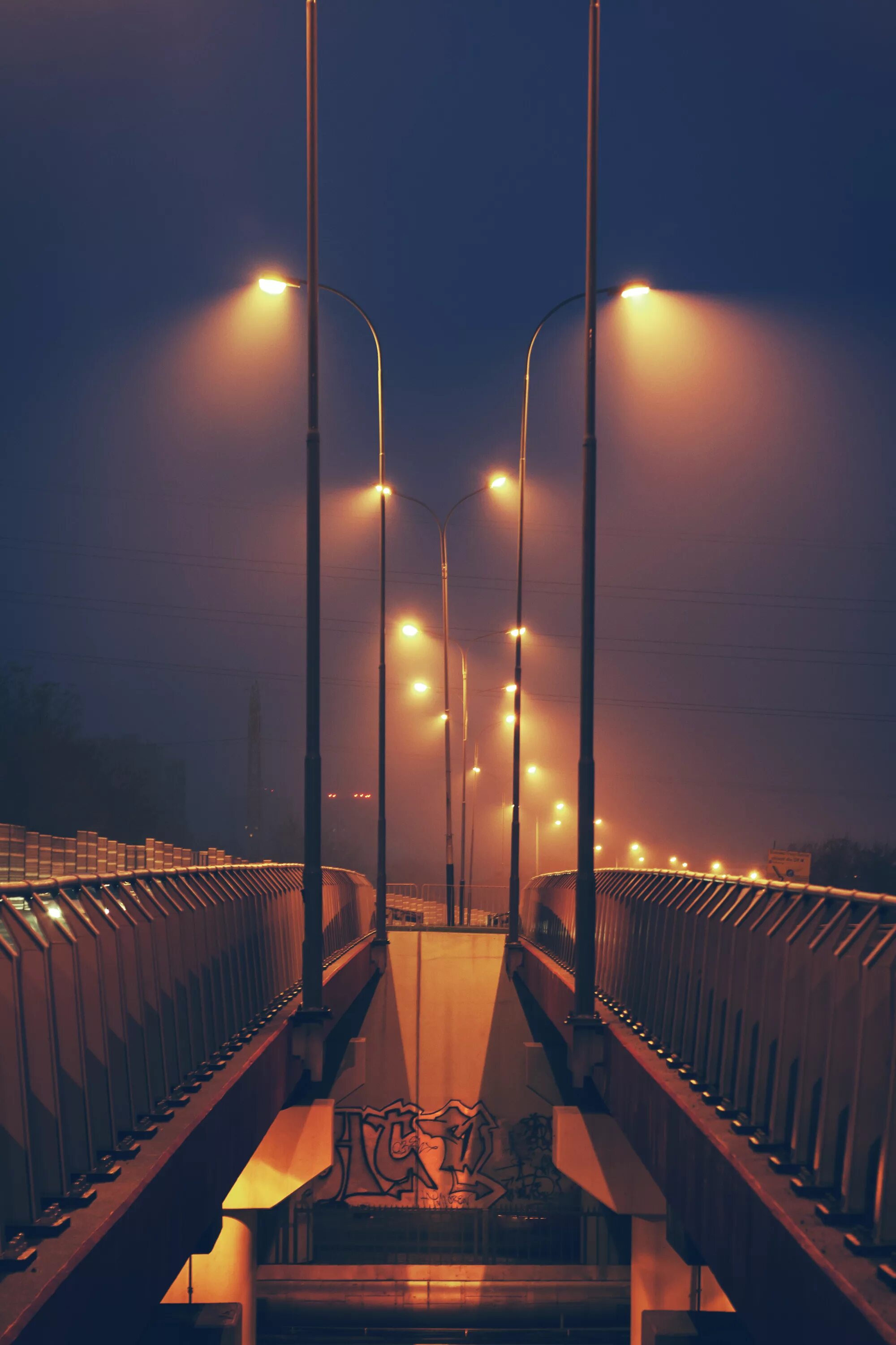 Освещают нам дорогу свысока. Мост с фонарями. Мост ночью. Уличное освещение. Фонари в городе.