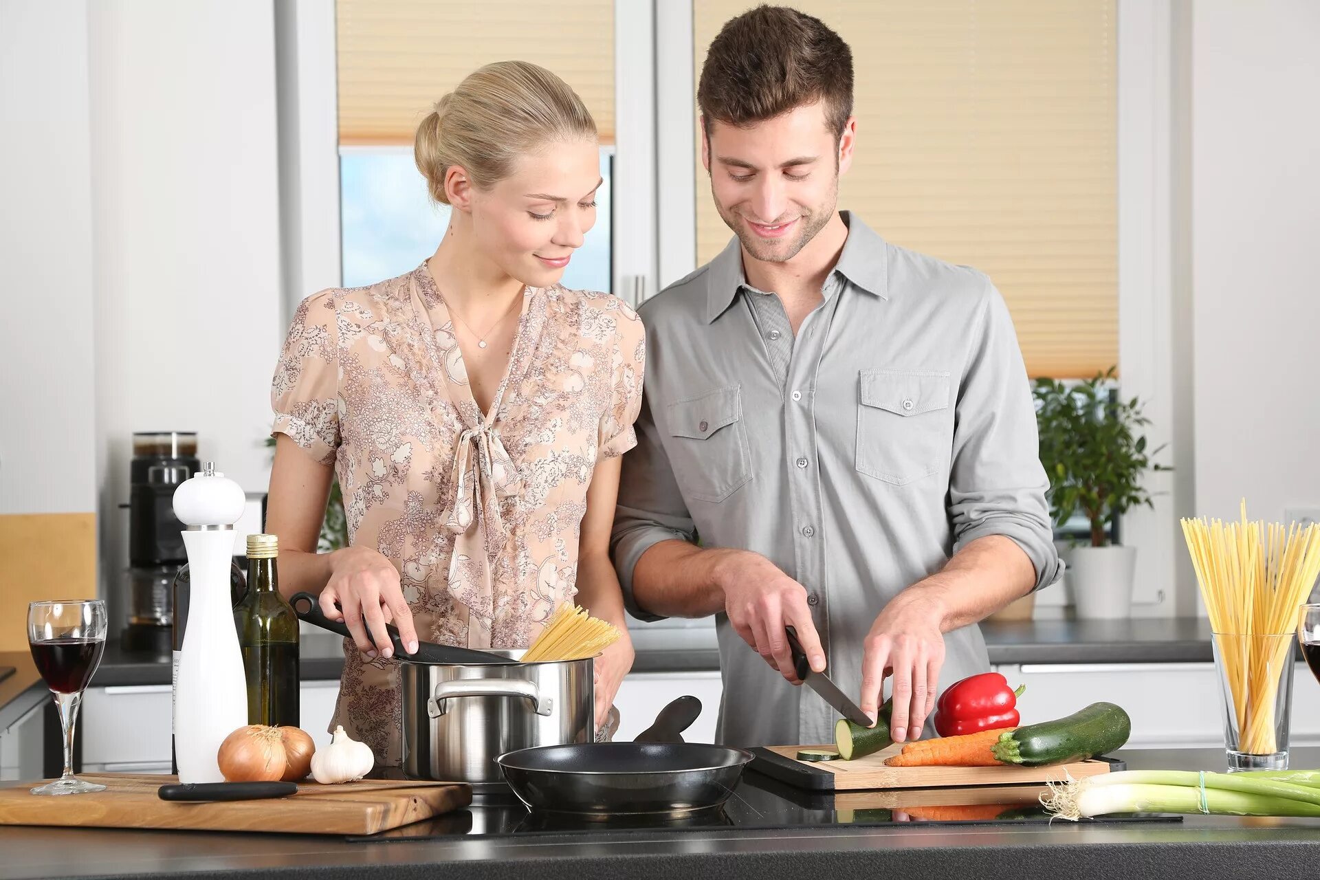 Муж и жена дома. Мужчина и женщина на кухне. Мужчина на кухне. Люди на кухне. Парень и девушка готовят.