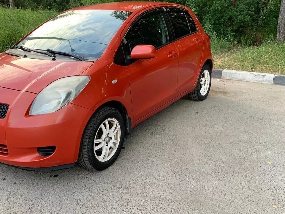 Тойоту 2006 хэтчбек. Toyota Yaris 2006. Toyota Yaris 2006 1.3. Тойота Ярис 2006 года. Тойота Ярис 2006 красная.