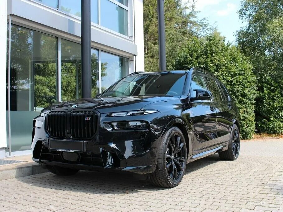 C m b 2025. Bmw x7 m60i. бмв джип 2025. бмв х7 черный 2025. бмв x7 1990.