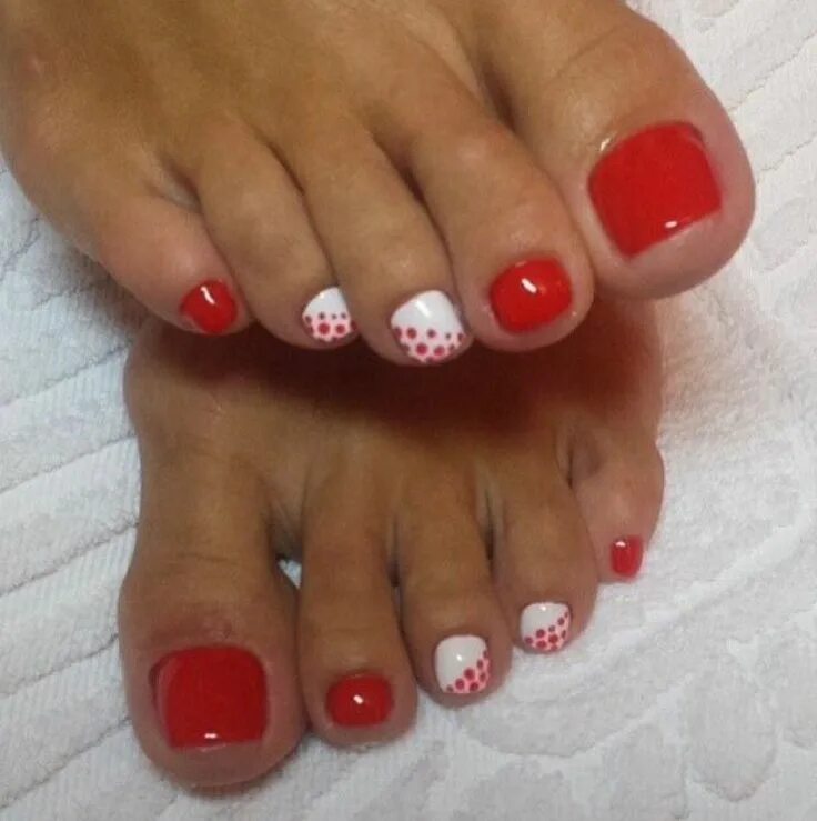 Nails look заревый пр. Педикюр санкт петербург. Педикюр. Красивый красный педикюр. Педикюр великие луки.