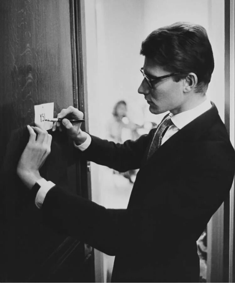 Ив сен лоран фото. Ив сен лоран кутюрье. Ив сен лоран модельер. Сен-лоран ив анри. Ив сен лоран кутюрье.