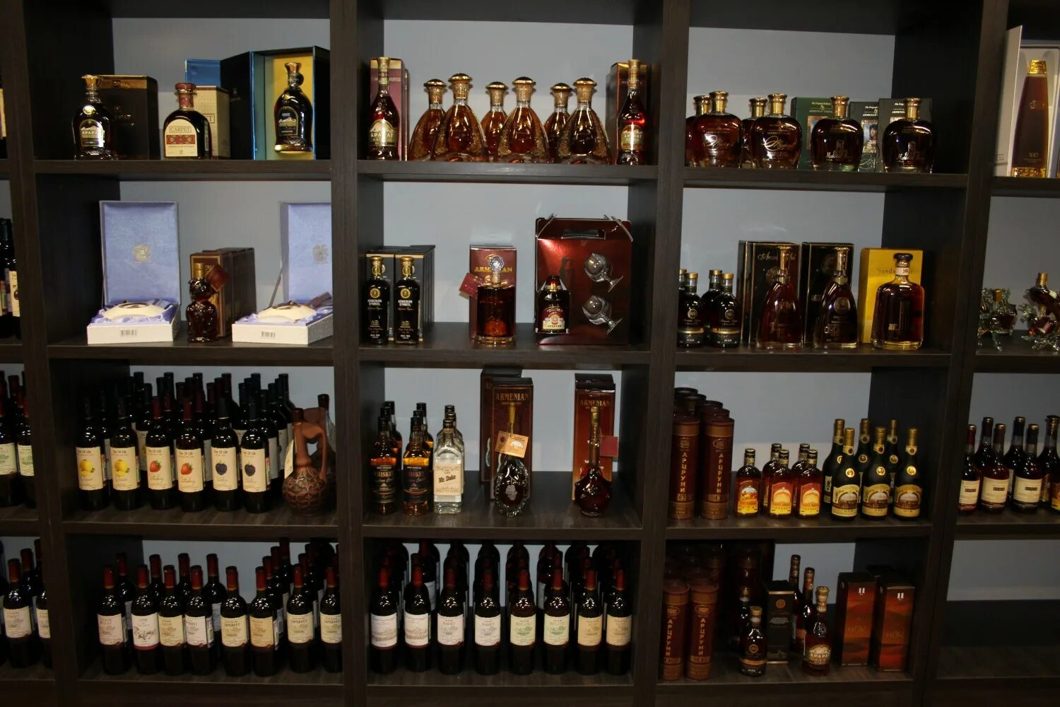 Фирменный магазин дербентского. Дербентский коньячный завод. Фирменный магазин дербентского. Дербент фирменный магазин. Коньячный завод темрюк продукция.