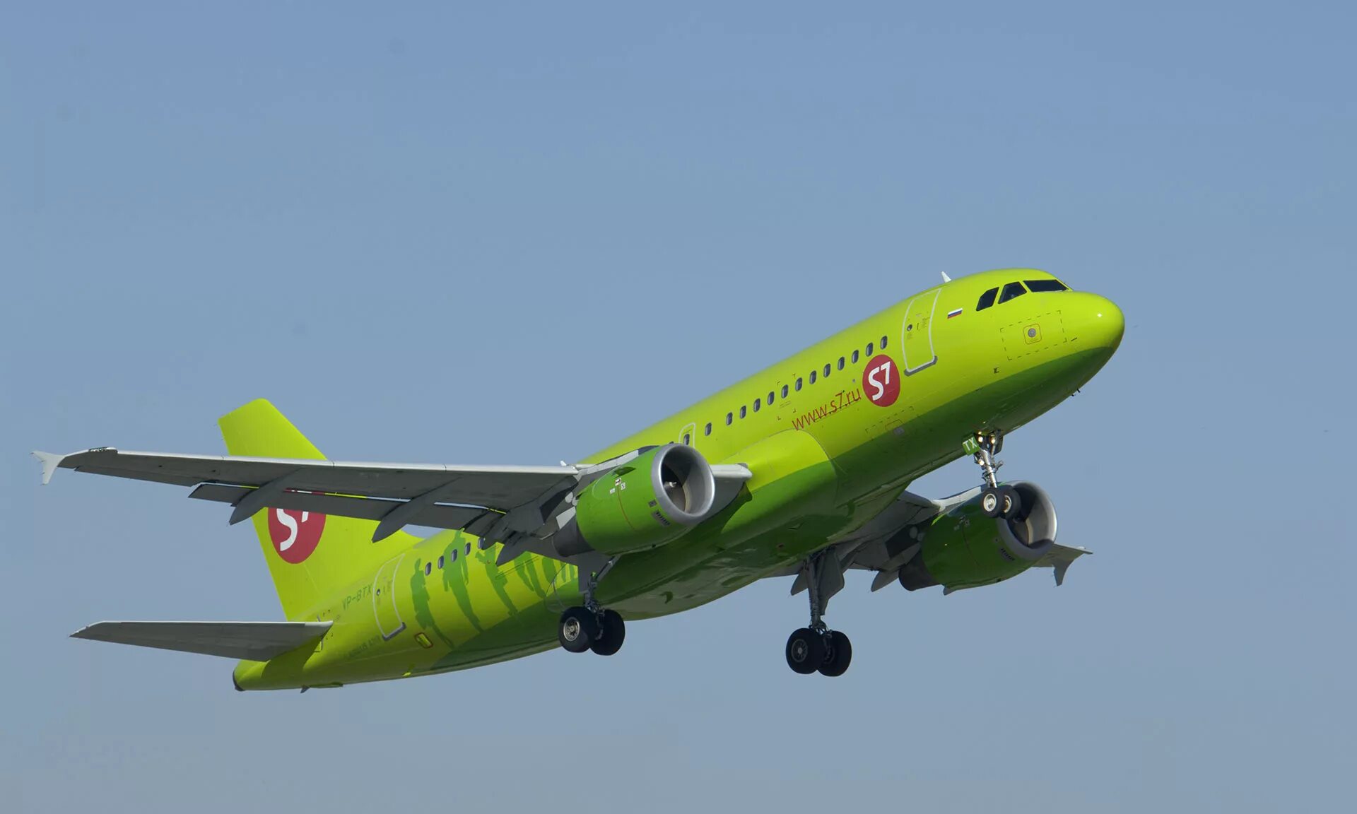 Самолёты авиакомпании s7 Airlines. Зелёный самолёт s7. Авиакомпания s7 Airlines oneworl. Логан s7 Airlines.