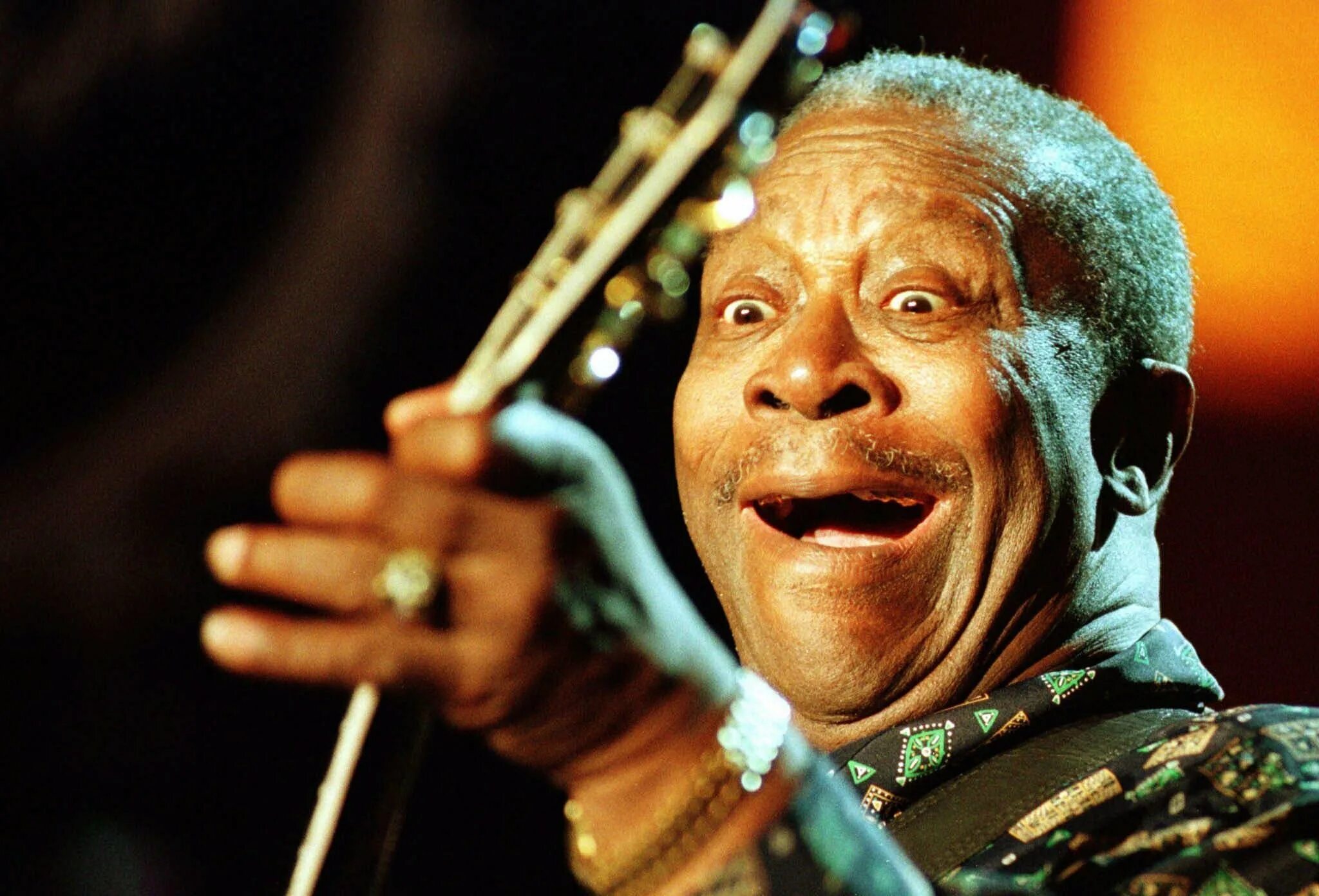 темнокожий гитарист. гилберт гитарист.