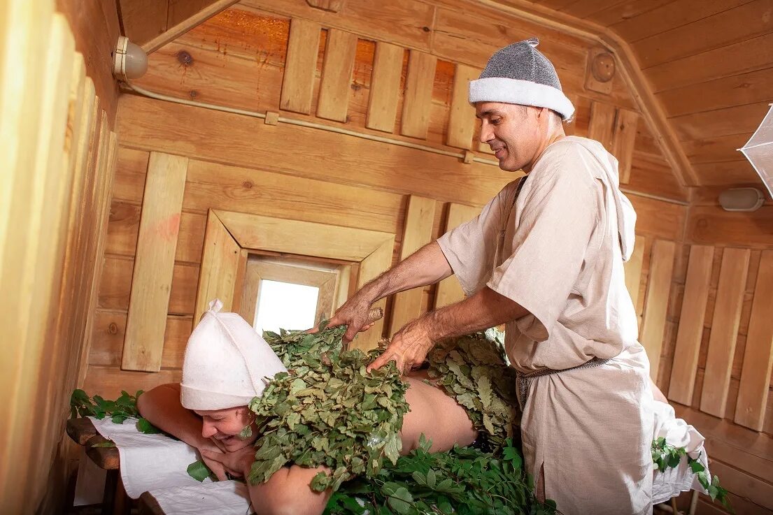 Парение вениками. Пармастер это. Пар мастер. Одежда пармастера, банщика фото. Веник для бани.