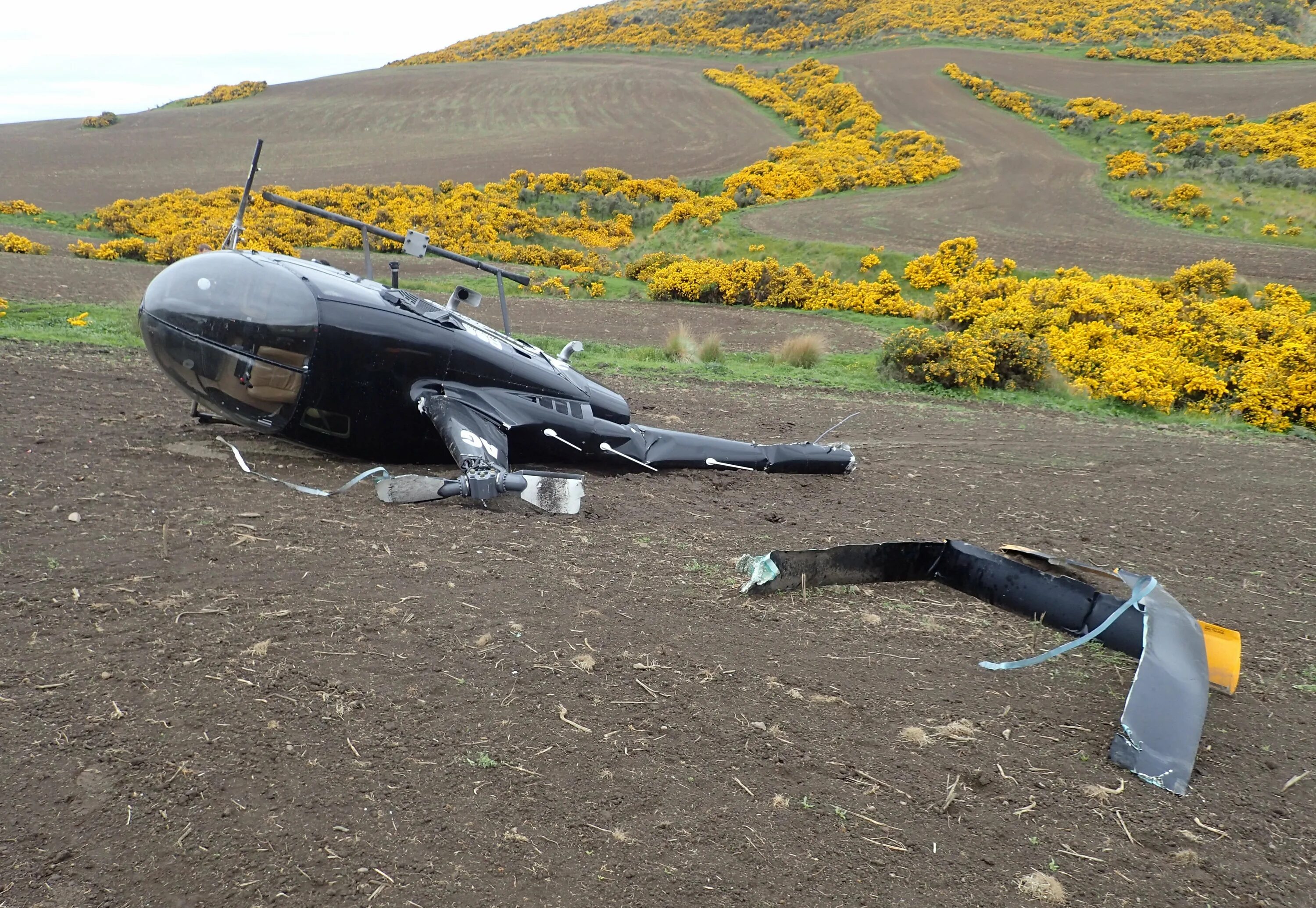 Робинсон столкновение с птицей. Вертолет загорелся. Crash site