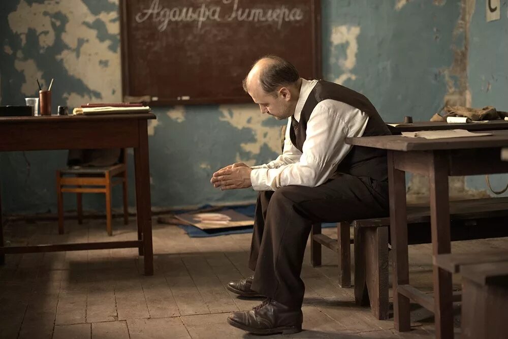 Учитель в беде. Грустный учитель. уставший учитель.