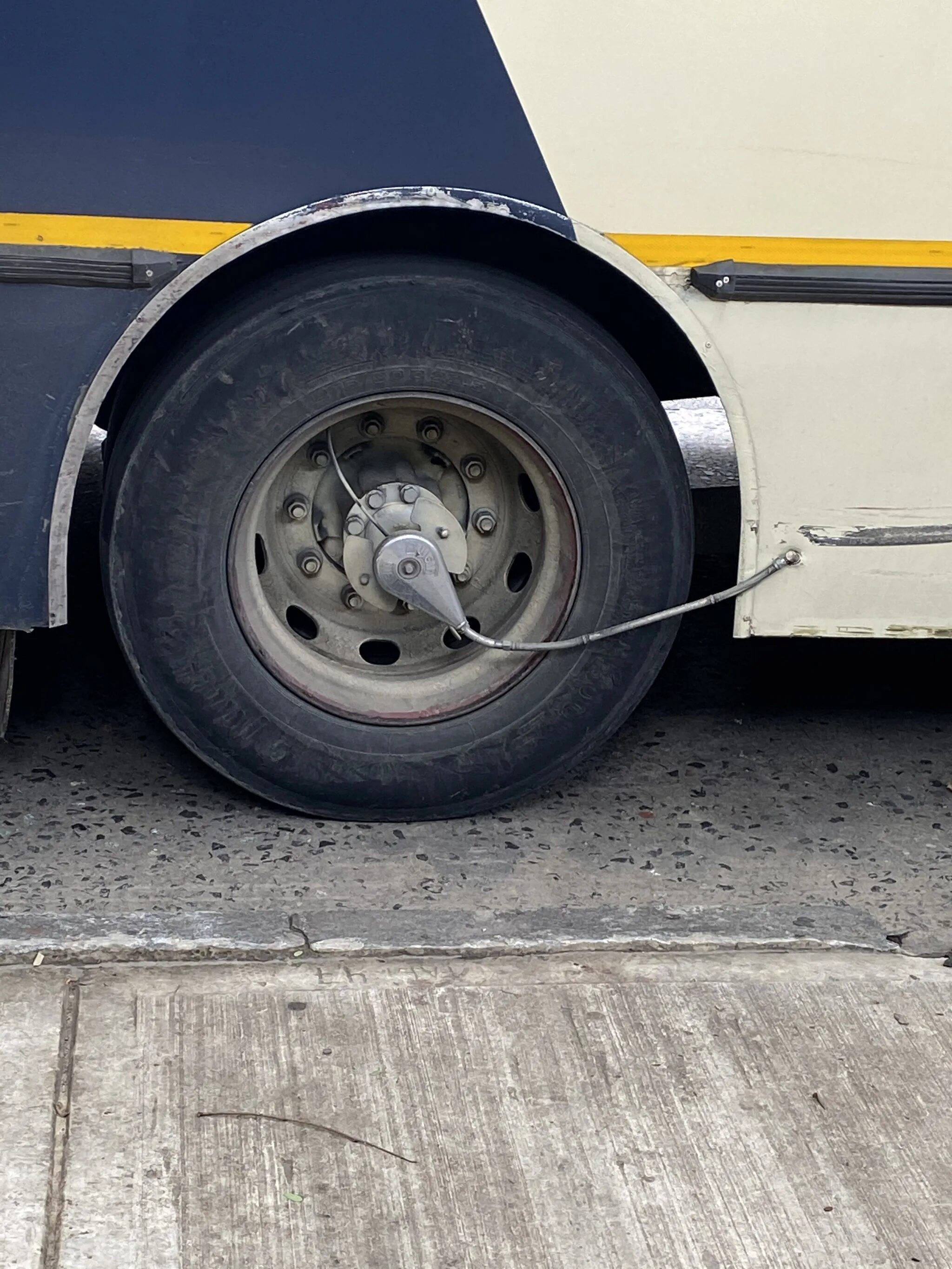 Колеса автобуса круг. Колесо автобуса. Заднее колесо автобуса. Колесо колесо автобуса. Проткнутые колеса автобуса.